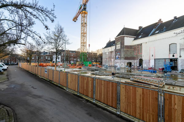 Des clôtures en bois City-Wood pour délimiter le chantier du centre-ville de Maastricht